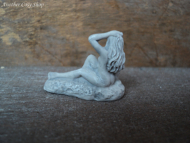 Poppenhuis miniatuur beeldje zittende naakte vrouw schaal 1:12  (no. 4)