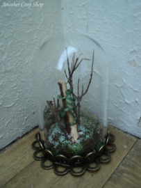Poppenhuis miniatuur glazen stolp met gekko schaal 1:12