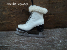 Dollhouse miniature ice skates 1"scale