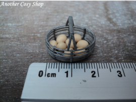 Poppenhuis miniatuur eiermandje met eitjes schaal 1:12