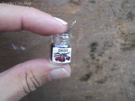 Poppenhuis miniatuur glazen potje jam met lepel schaal 1:12