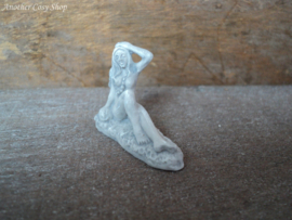Poppenhuis miniatuur beeldje zittende naakte vrouw schaal 1:12  (no. 4)