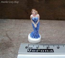 Statue pin-up girl blue dress