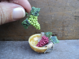 Poppenhuis miniatuur schaal met druiventrossen 1:12