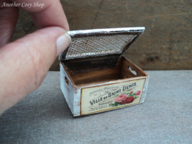 Dollhouse miniature crate with lid in 1" scale