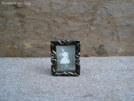 Poppenhuis  miniatuur fotolijstje met meisje schaal 1:12