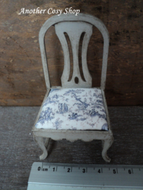 Poppenhuis miniatuur stoel met blauwe stof schaal 1:12