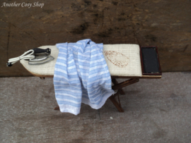 Poppenhuis miniatuur opklapbare strijkplank met strijkijzer schaal 1:12