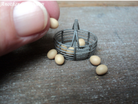 Puppenhaus-Miniatur-Eierkorb mit Eiern im Maßstab 1:12