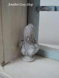 Poppenhuis miniatuur buste gesluierde dame schaal 1:12