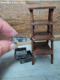 Poppenhuis miniatuur ladder met bakken schaal 1:12