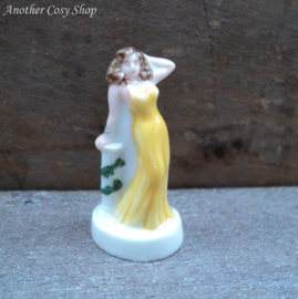 Statue pin-up girl yellow dress