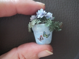 Poppenhuis miniatuur bloeiend plantje in blauwe pot decoratie 1:12