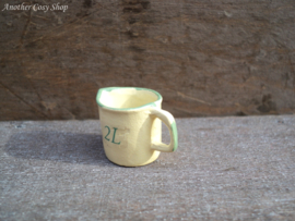 Dollhouse miniature measuring cup 2 litres in 1" scale