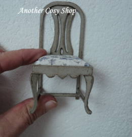 Poppenhuis miniatuur stoel met blauwe stof schaal 1:12