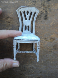 Poppenhuis miniatuur brocante eetkamer stoeltje schaal 1:12