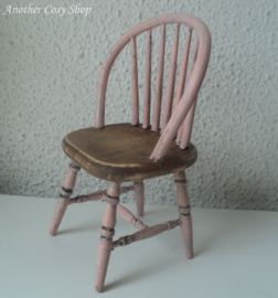 Poppenhuis miniatuur brocante spijlenstoeltje roze schaal 1:12