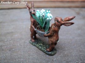 Puppenhaus-Miniaturfigur Hasen mit Blumenschale im Maßstab 1:12