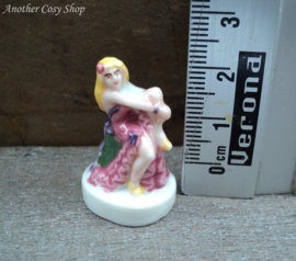 Statue pin-up girl pink dress