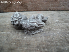Statue angel on side in 1"scale