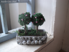 Poppenhuis minatuur  bak met bonsai boompjes  schaal 1:12