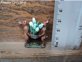 Poppenhuis miniatuur beeldje haasjes met bakje bloemen schaal 1:12