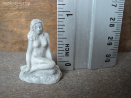 Poppenhuis miniatuur beeldje zittende naakte vrouw schaal 1:12  (no. 5)