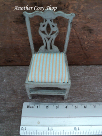 Puppenstuben-Miniaturstuhl mit gestreiftem Stoff im Maßstab 1:12