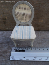 Poppenhuis miniatuur stoeltje met rotan rugleuning schaal 1:12