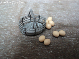 Poppenhuis miniatuur eiermandje met eitjes schaal 1:12