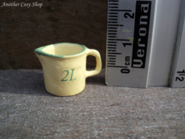 Dollhouse miniature measuring cup 2 litres in 1" scale