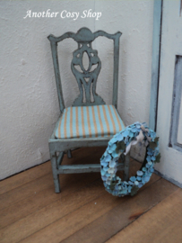 Poppenhuis miniatuur stoeltje met gestreepte stof in schaal 1:12