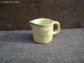 Dollhouse miniature measuring cup 2 litres in 1" scale