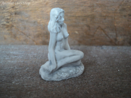 Poppenhuis miniatuur beeldje zittende naakte vrouw schaal 1:12  (no. 5)