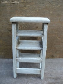 Poppenhuis miniatuur ladder stoeltje schaal 1:12