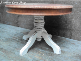 Dollhouse miniature round dining table in 1"scale
