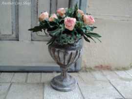 Poppenhuis miniatuur urn met rozen schaal 1:12