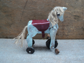 Poppenhuis miniatuur speelgoed paardje op wielen