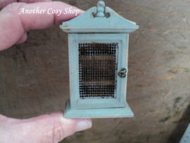 Poppenhuis miniatuur voorraad wandkastje schaal 1:12