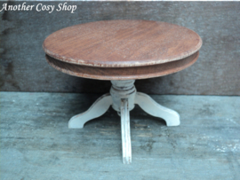 Dollhouse miniature round dining table in 1"scale