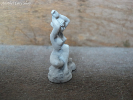 Dollhouse miniature statue sitting artistic nude (no. 1)