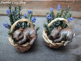 Puppenhaus-Miniaturkorb mit Lavendel und Hase im Maßstab 1:12