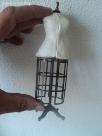 Poppenhuis miniatuur brocante paspop schaal 1:12