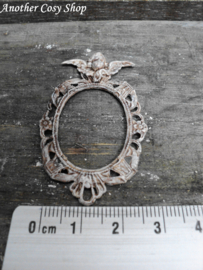 Poppenhuis miniatuur brocante lijst ovaal schaal 1 op 12