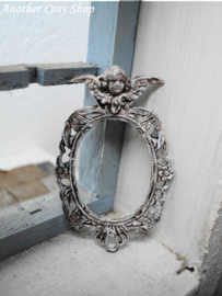 Poppenhuis miniatuur brocante lijst ovaal schaal 1 op 12