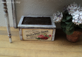 Dollhouse miniature crate with lid in 1" scale