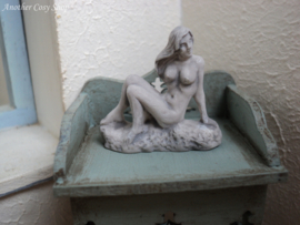 Poppenhuis miniatuur beeldje zittende naakte vrouw schaal 1:12  (no. 2)