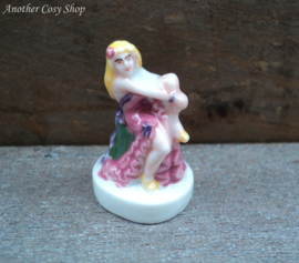 Statue pin-up girl pink dress