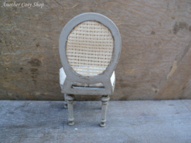 Puppenstuben-Miniaturstuhl mit Rattan-Rückenlehne im Maßstab 1:12