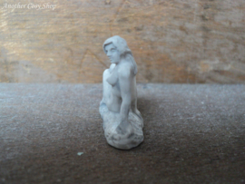 Dollhouse miniature statue sitting artistic nude (no. 2)